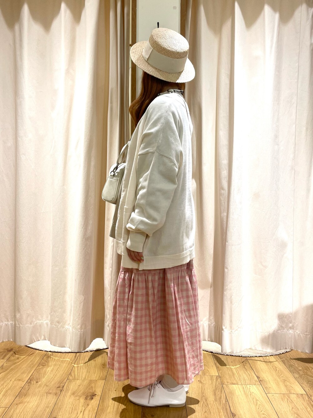 ホワイト系のTシャツ/カットソー、ホワイト系のショルダーバッグ、ホワイト系のその他シューズを着用したレディースの春コーディネートの2枚目の写真