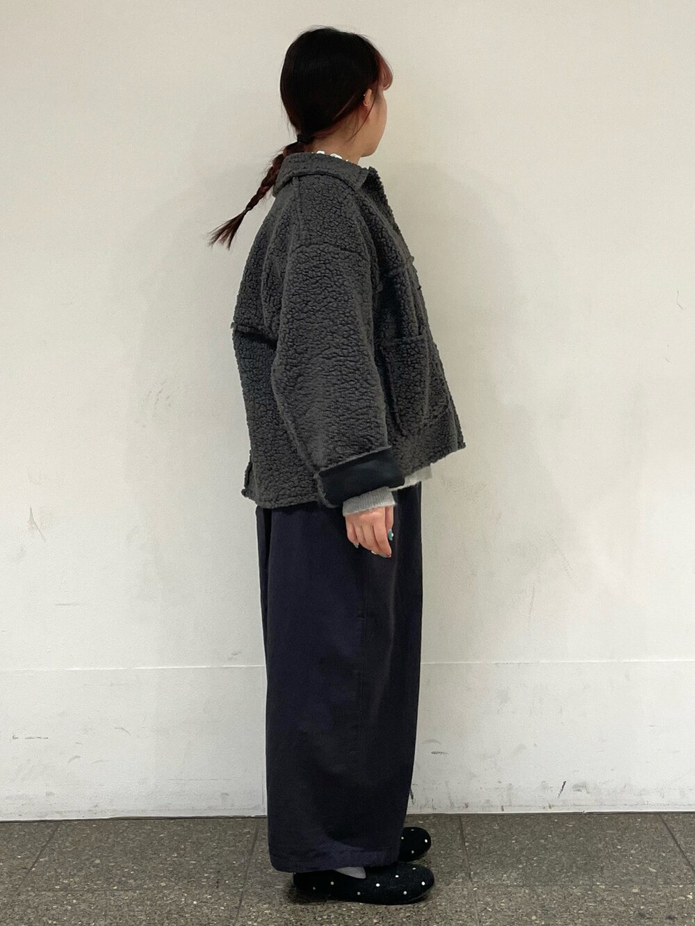 グレー系のドレスシューズ、グレー系のカーディガン/ボレロを着用したレディースの冬コーディネートの5枚目の写真