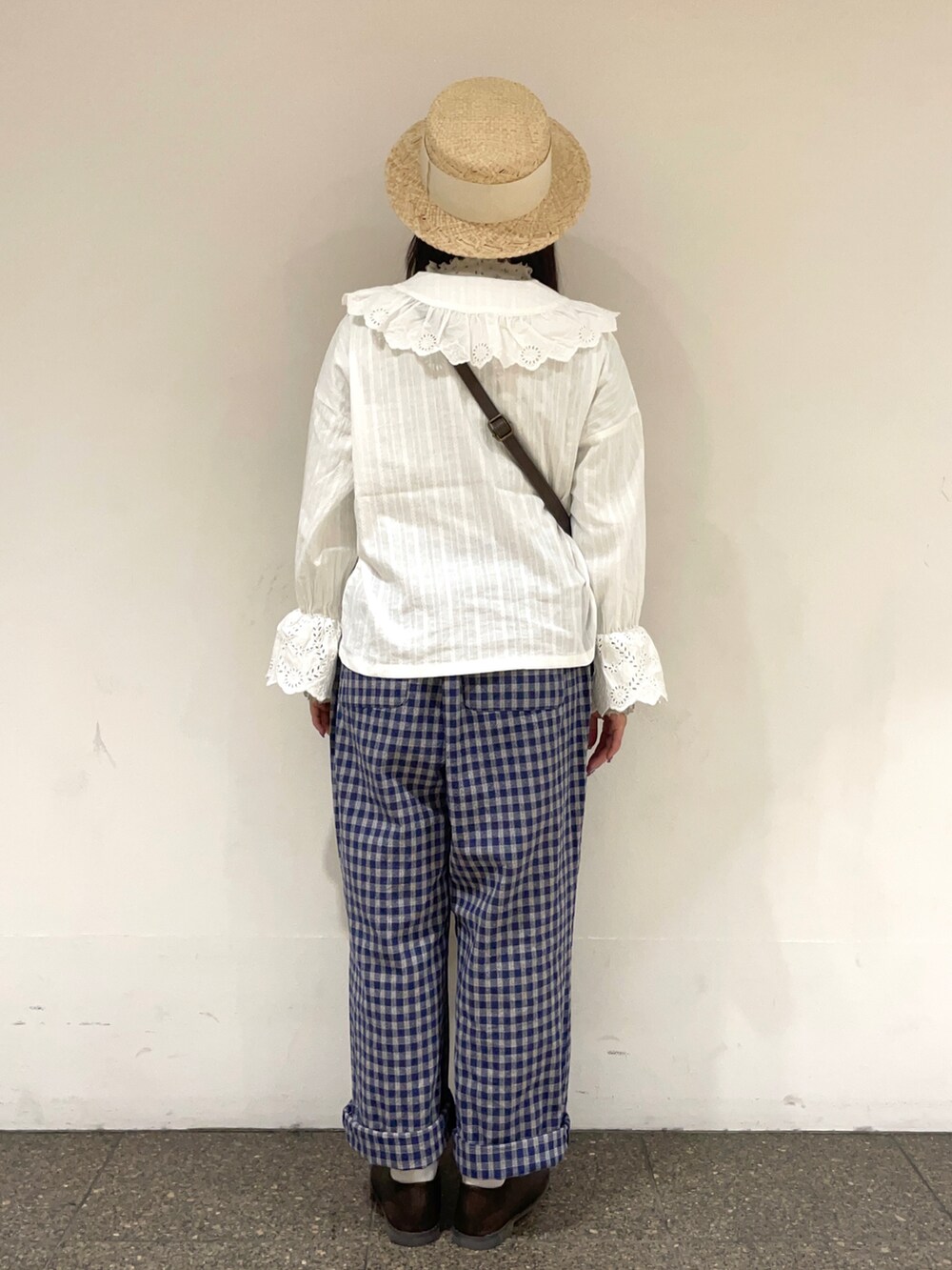 ブルー系のその他パンツ、ホワイト系のシャツ/ブラウス、ベージュ系のTシャツ/カットソーを着用したレディースの春コーディネートの3枚目の写真