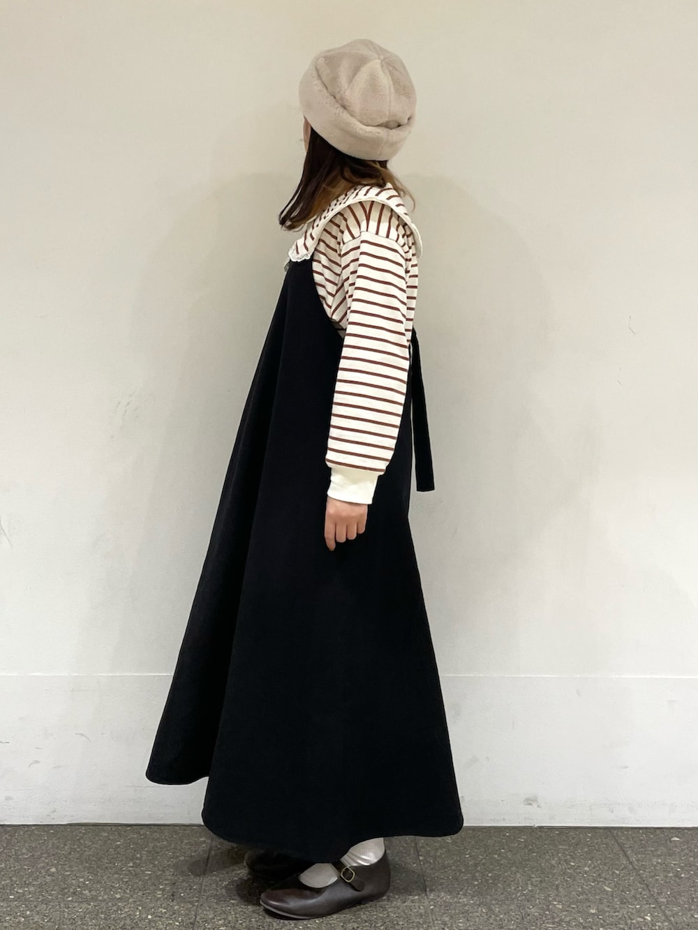 ブラウン系のドレスシューズ、ベージュ系のTシャツ/カットソー、ブラック系のワンピースを着用したレディースの秋コーディネートの3枚目の写真