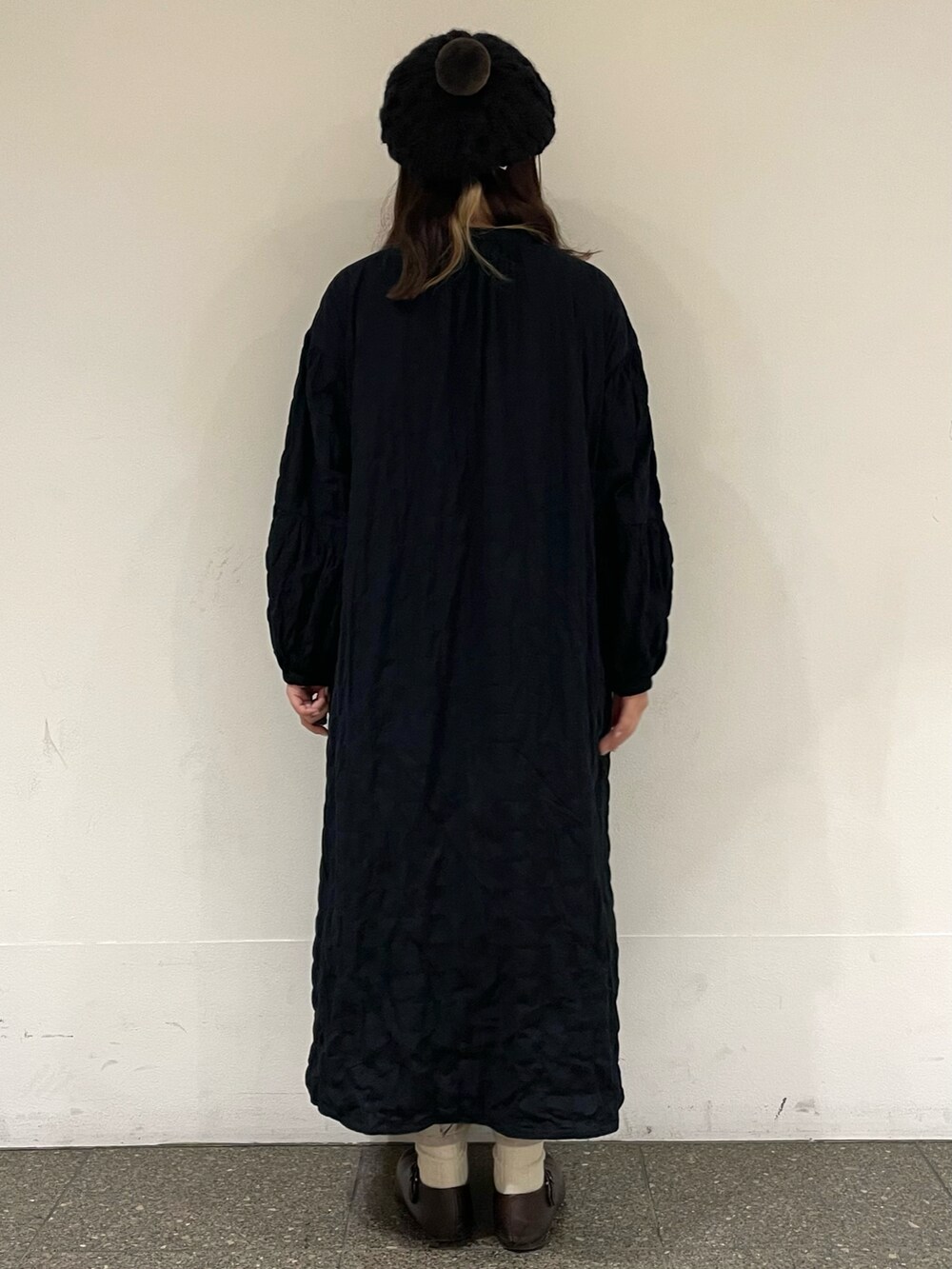 ブラック系のワンピース、ベージュ系のその他パンツ、ブラウン系のドレスシューズを着用したレディースの冬コーディネートの4枚目の写真