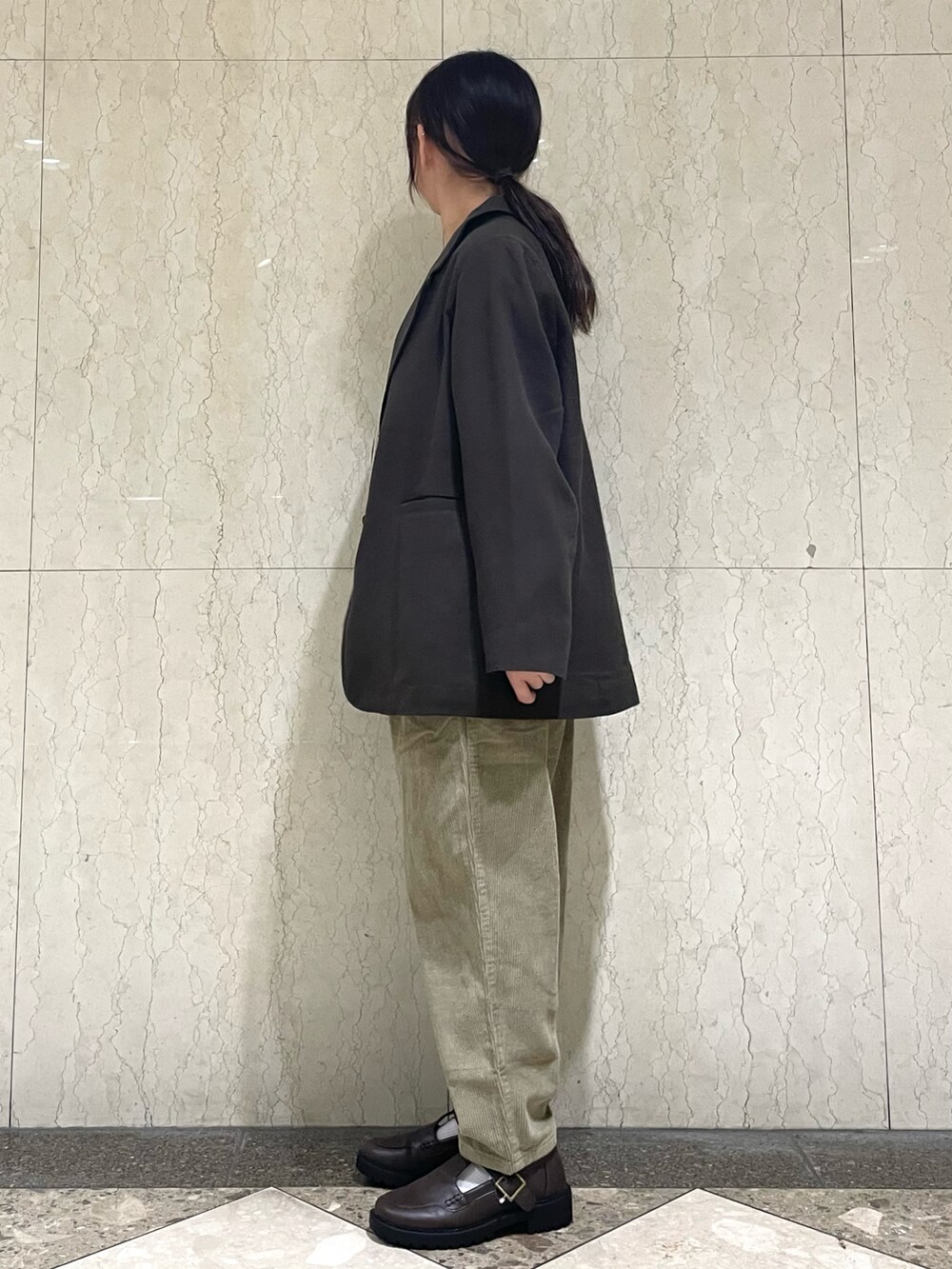 ブラウン系のドレスシューズを着用したレディースの冬コーディネートの3枚目の写真