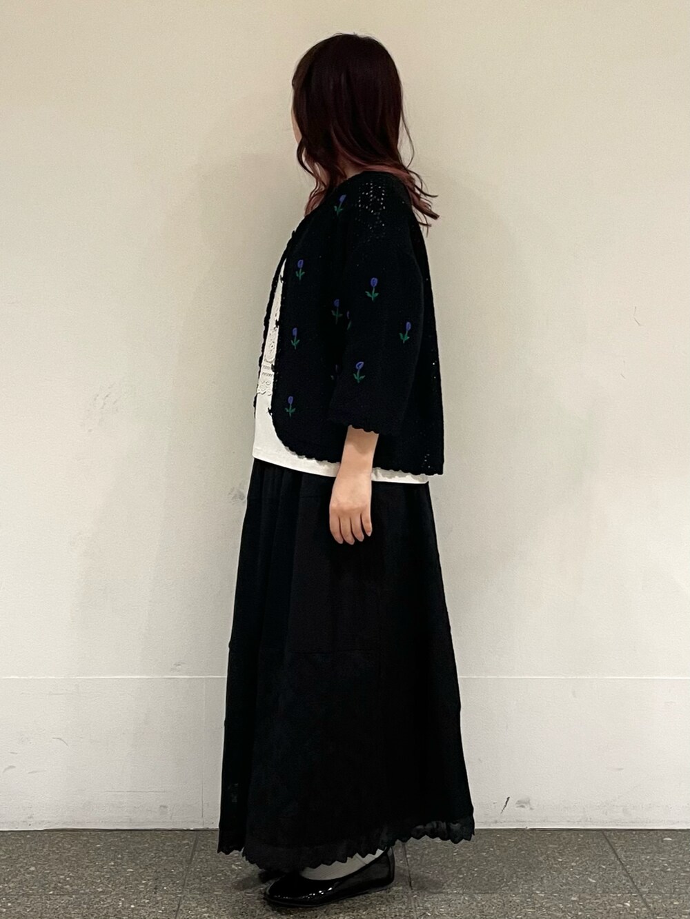 ブラック系のパンプス、ブラック系のカーディガン/ボレロ、ベージュ系のTシャツ/カットソーを着用したレディースの春コーディネートの3枚目の写真