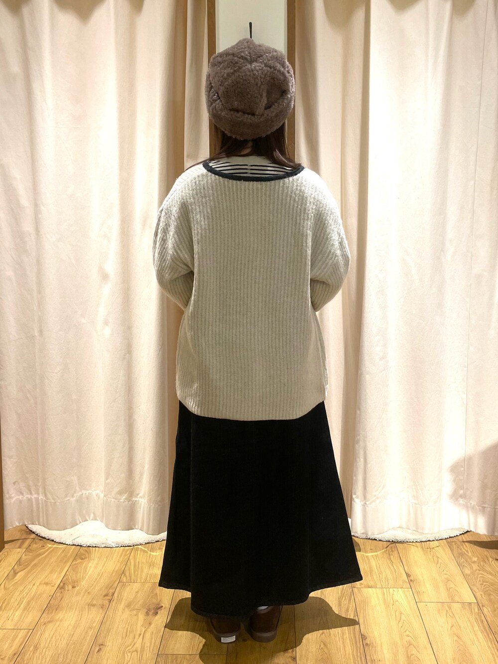 ベージュ系のTシャツ/カットソー、ホワイト系のカーディガン/ボレロ、ブラウン系のショルダーバッグを着用したレディースの冬コーディネートの3枚目の写真