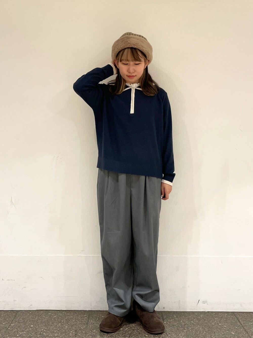 ホワイト系のTシャツ/カットソー、ブラウン系のブーツ、ブルー系のニット/セーターを着用したレディースの冬コーディネートの2枚目の写真