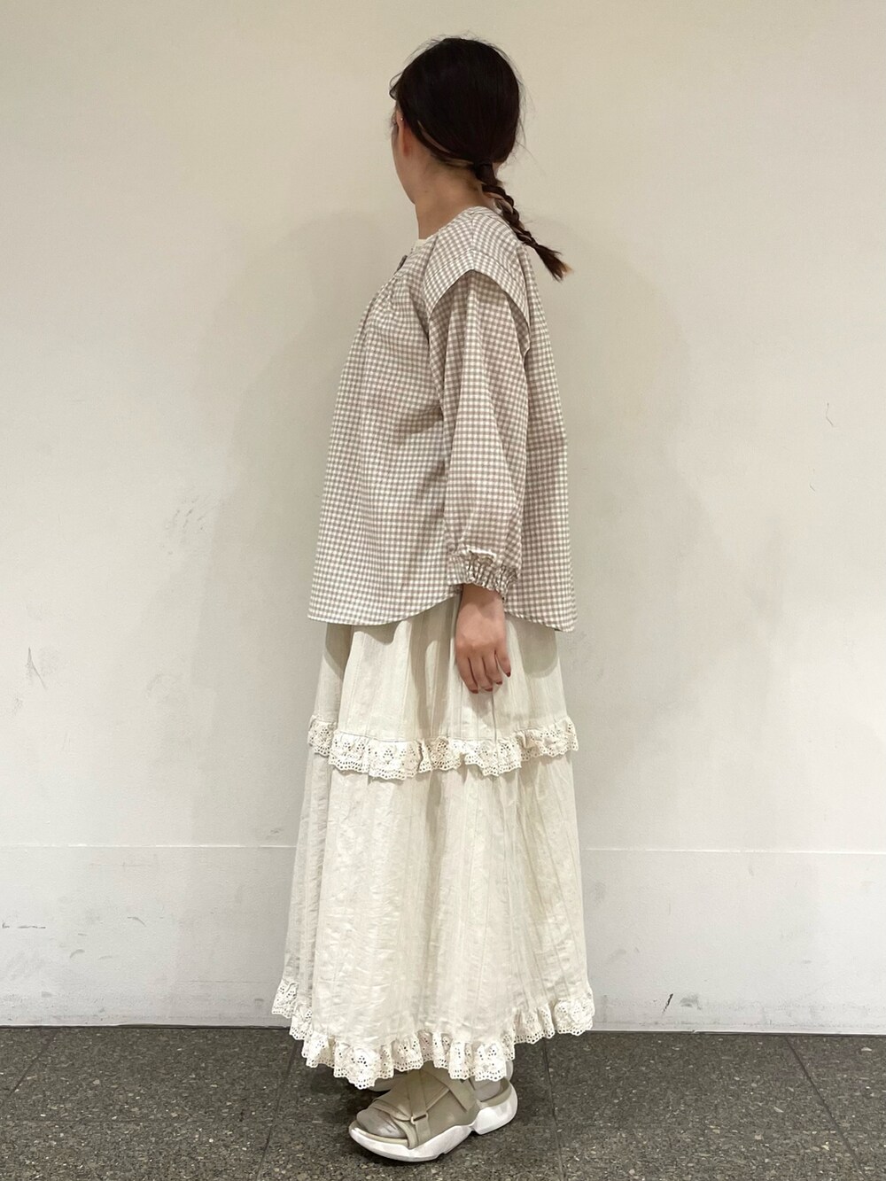 ベージュ系のサンダル、ベージュ系のシャツ/ブラウス、ベージュ系のスカートを着用したレディースの夏コーディネートの3枚目の写真