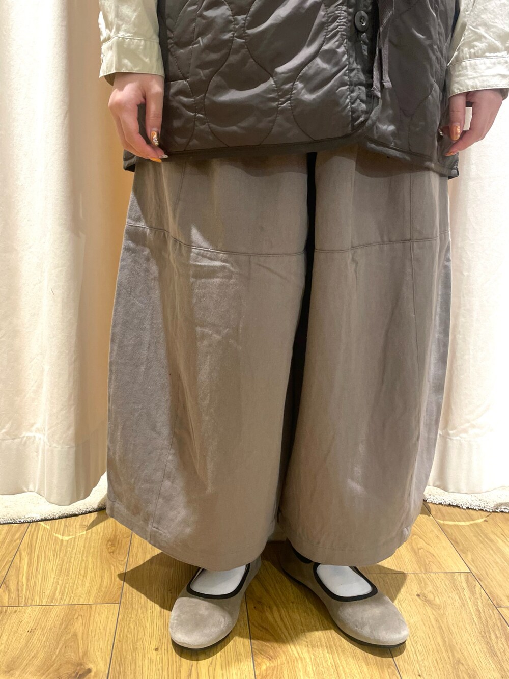 ベージュ系のシャツ/ブラウス、ブルー系のベスト、グレー系のその他パンツを着用したレディースの秋コーディネートの5枚目の写真