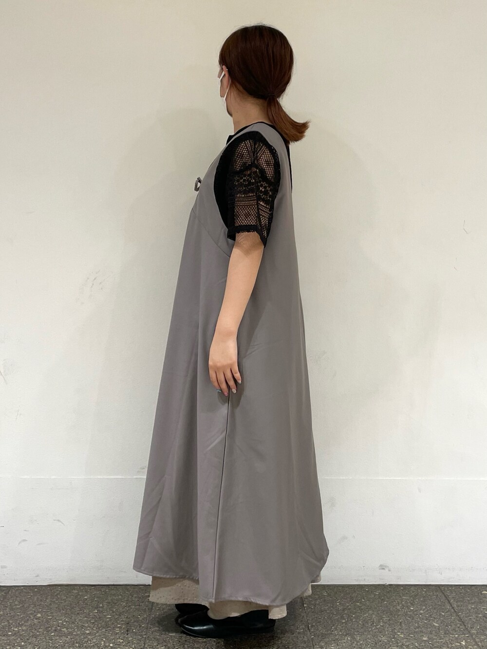 グレー系のワンピース、ベージュ系のスカート、ブラック系のドレスシューズを着用したレディースの夏コーディネートの3枚目の写真