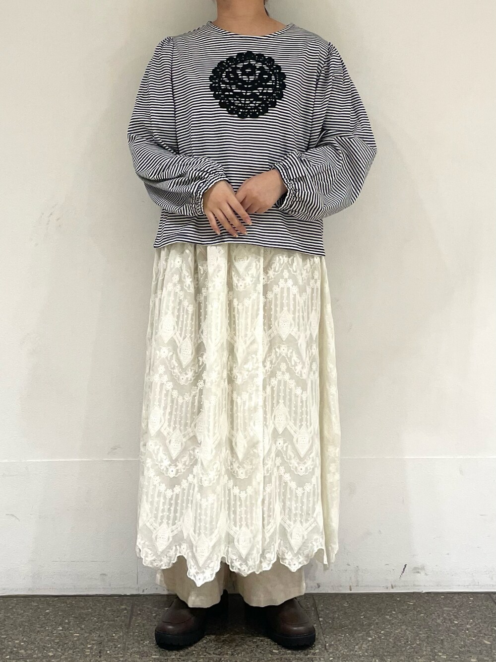 ブラウン系のドレスシューズを着用したレディースの冬コーディネートの2枚目の写真