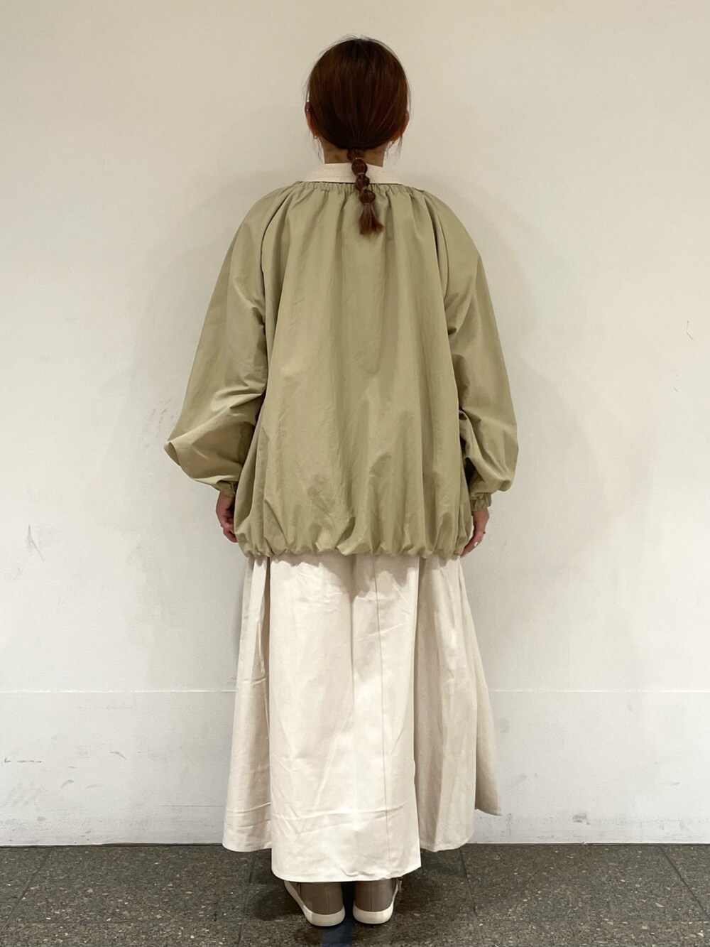 ベージュ系のシャツ/ブラウス、ベージュ系のブルゾン、ベージュ系のスカートを着用したレディースの秋コーディネートの5枚目の写真