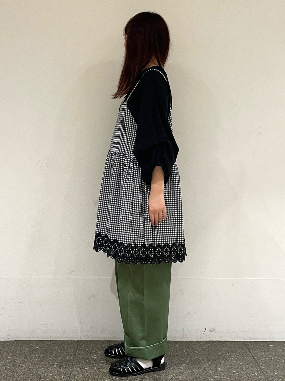 ブラック系のサンダル、ブラック系のTシャツ/カットソー、グレー系のシャツ/ブラウスを着用したレディースの春コーディネートの3枚目の写真