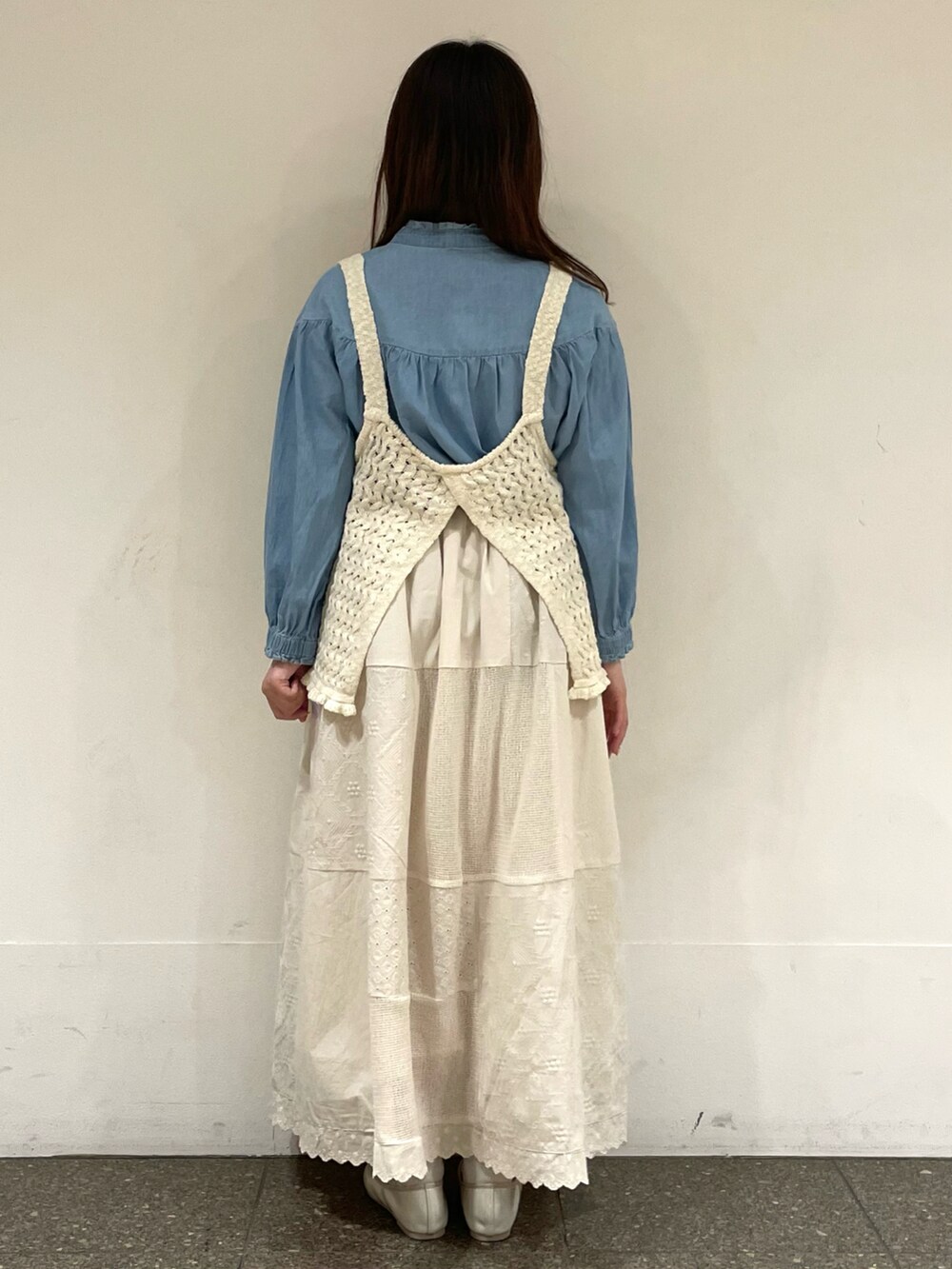 ホワイト系のパンプス、ブルー系のシャツ/ブラウス、ホワイト系のベストを着用したレディースの春コーディネートの4枚目の写真