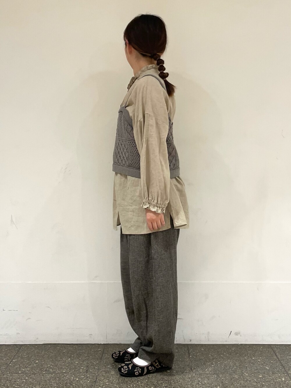 ブラック系のドレスシューズ、ベージュ系のシャツ/ブラウス、グレー系のキャミソールを着用したレディースの春コーディネートの3枚目の写真