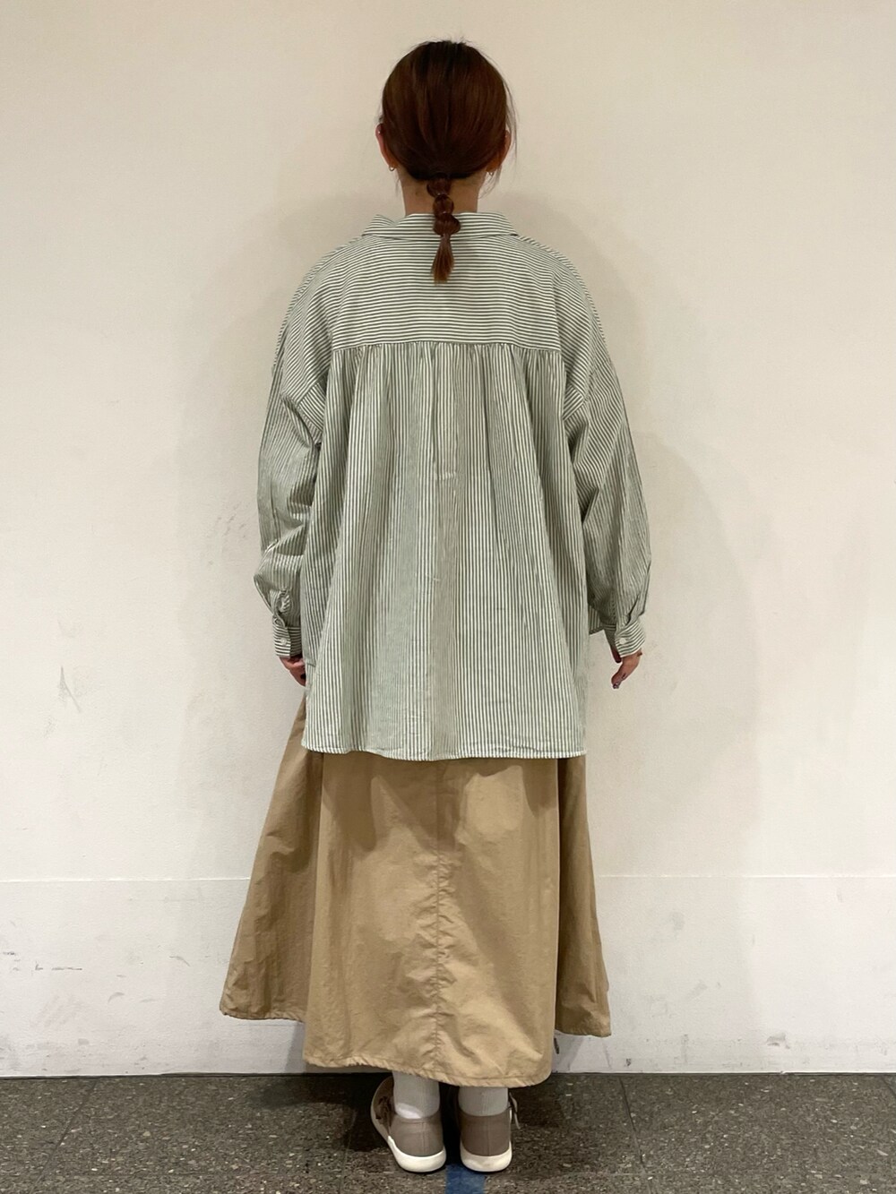 ホワイト系のTシャツ/カットソー、グリーン系のシャツ/ブラウス、ブラウン系のスニーカーを着用したレディースの秋コーディネートの4枚目の写真