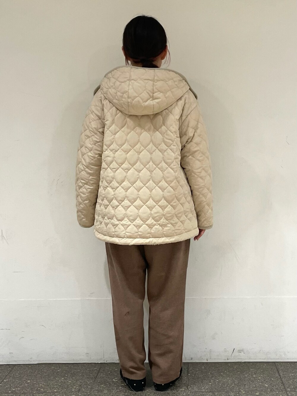 グレー系のドレスシューズ、ホワイト系のTシャツ/カットソー、ブラウン系のその他パンツを着用したレディースの冬コーディネートの4枚目の写真