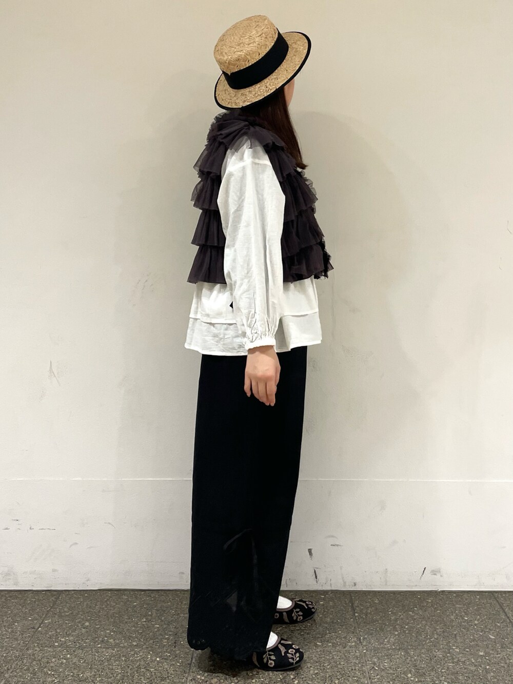 ホワイト系のシャツ/ブラウス、ブラック系のベスト、ブラック系のその他パンツを着用したレディースの春コーディネートの5枚目の写真