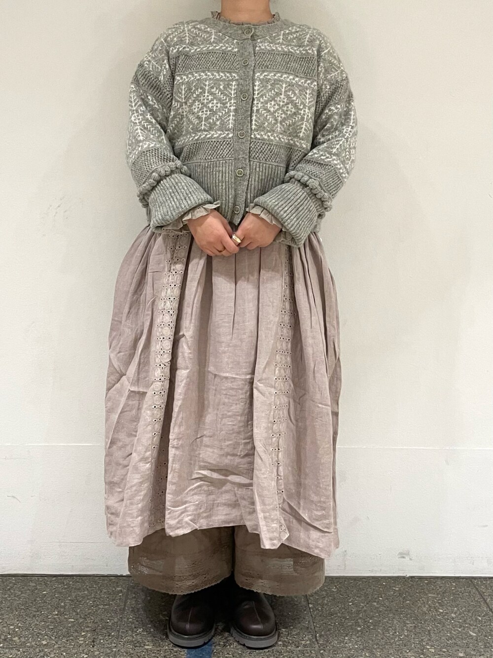 グレー系のカーディガン/ボレロ、ブラウン系のその他パンツ、ブラウン系のサンダルを着用したレディースの秋コーディネートの2枚目の写真