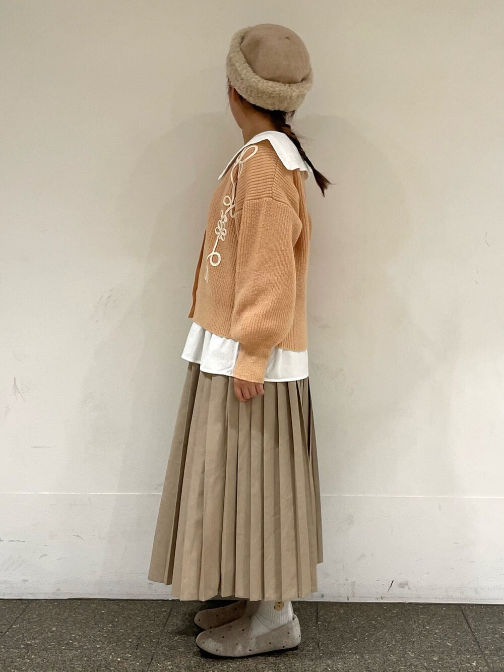 ベージュ系のドレスシューズを着用したレディースの冬コーディネートの3枚目の写真