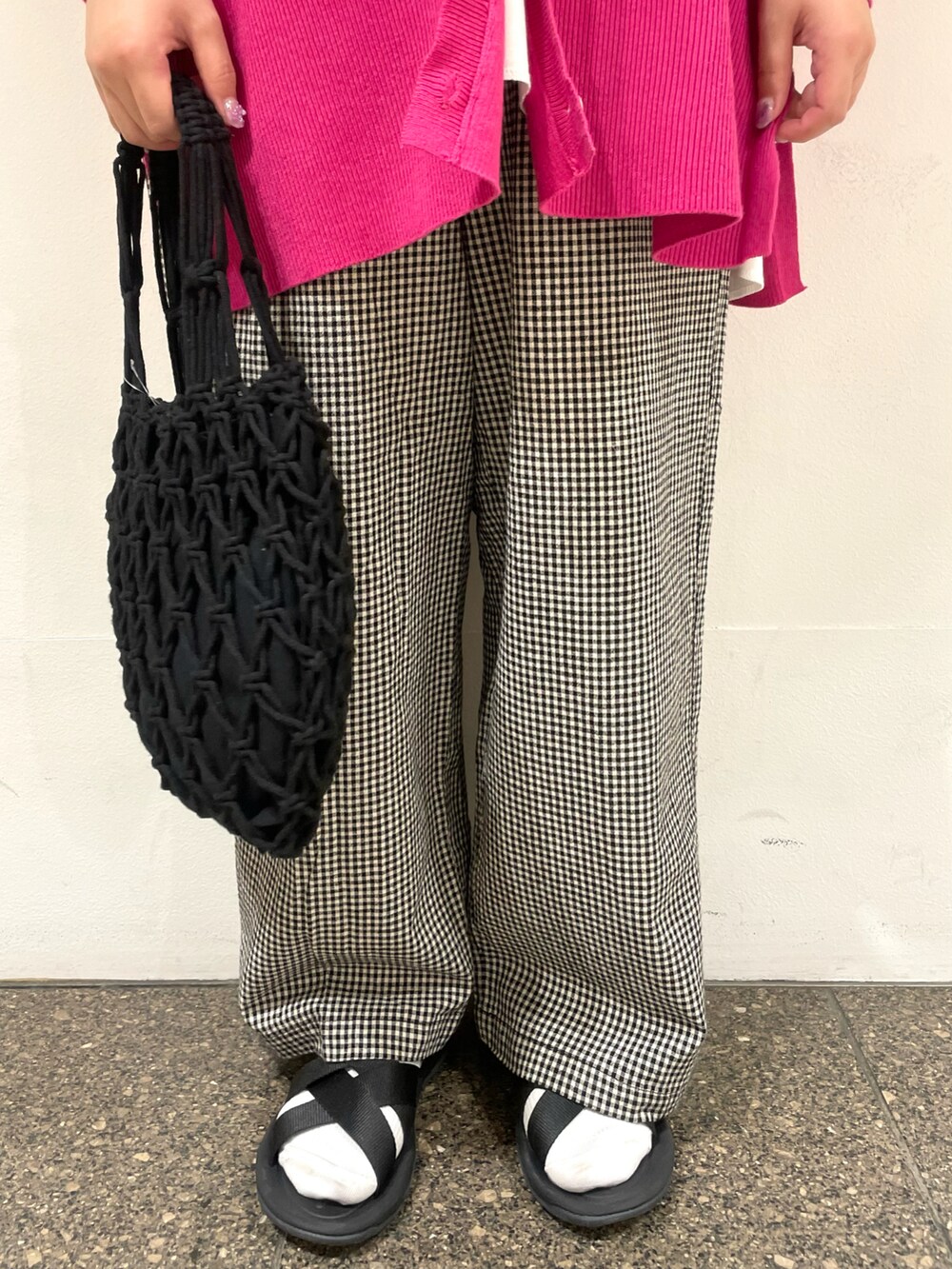 ホワイト系のTシャツ/カットソー、ピンク系のカーディガン/ボレロ、ブラック系のハンドバッグを着用したレディースの春コーディネートの5枚目の写真