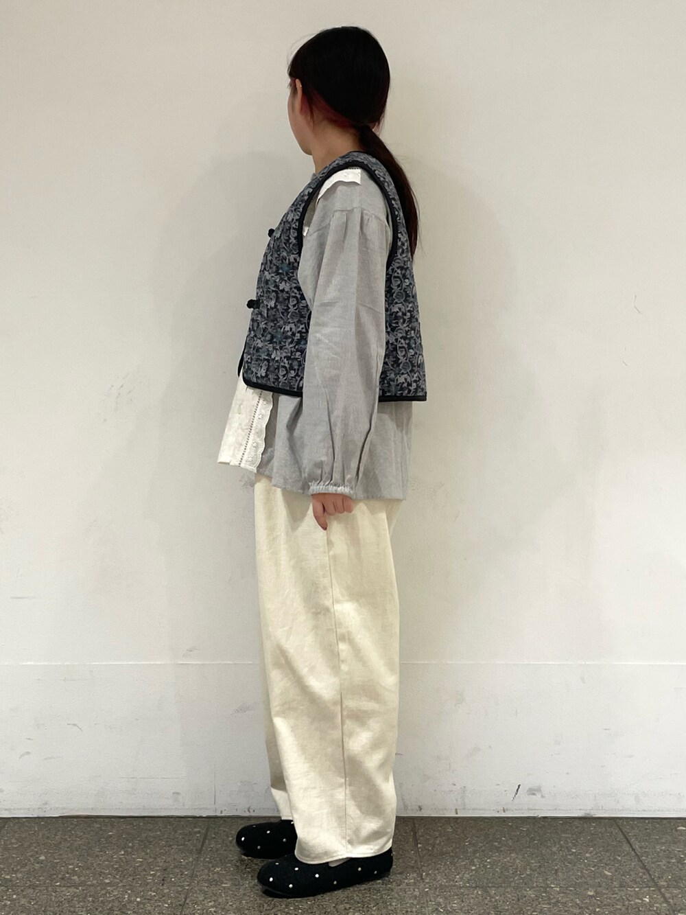 グレー系のドレスシューズ、グレー系のベストを着用したレディースの冬コーディネートの3枚目の写真