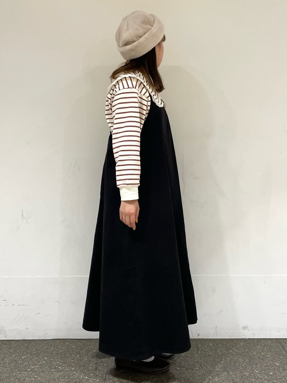 ブラウン系のドレスシューズ、ベージュ系のTシャツ/カットソー、ブラック系のワンピースを着用したレディースの秋コーディネートの5枚目の写真