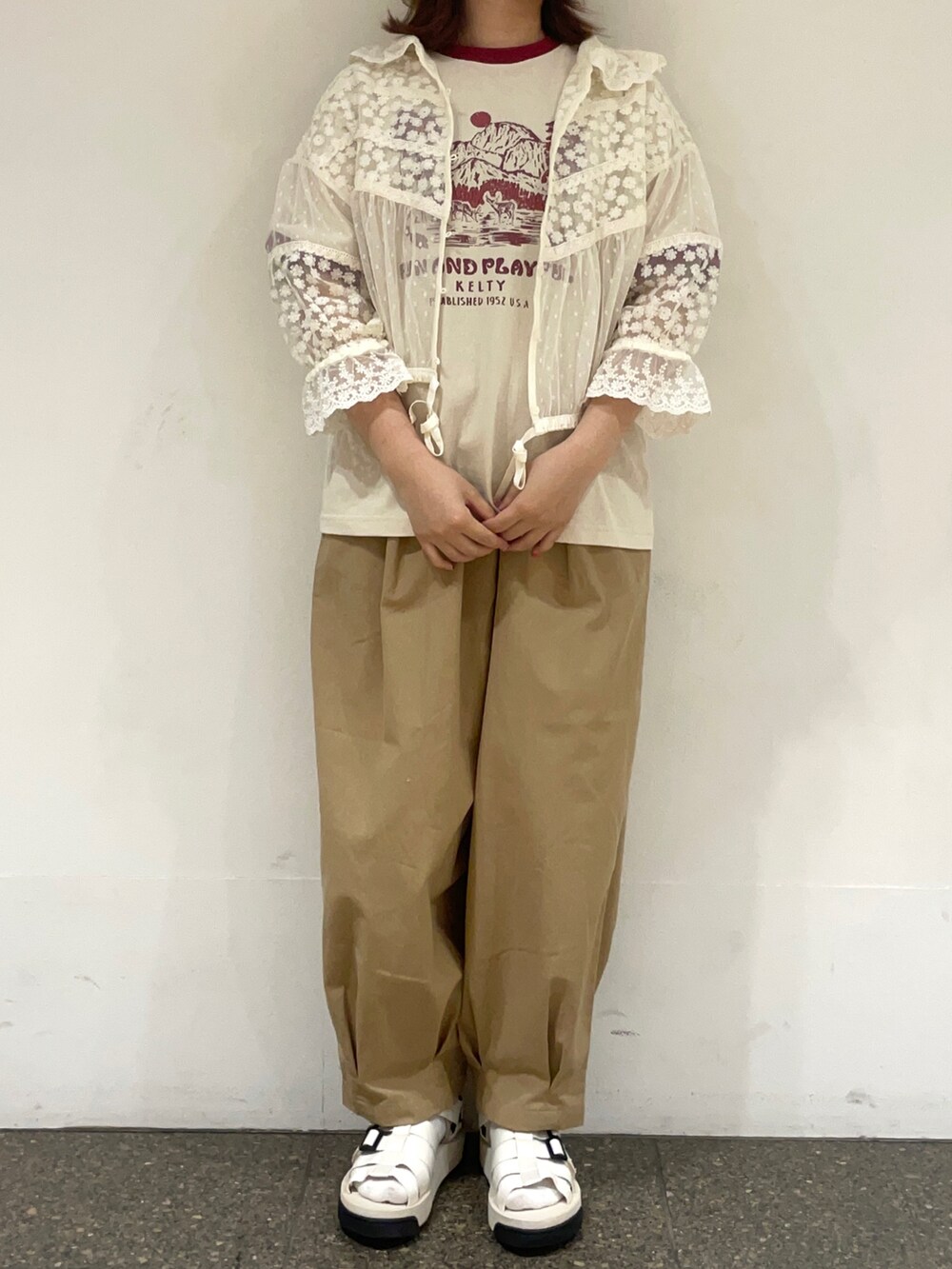 ベージュ系のTシャツ/カットソー、ホワイト系のシャツ/ブラウス、ベージュ系のその他パンツを着用したレディースの春コーディネートの2枚目の写真