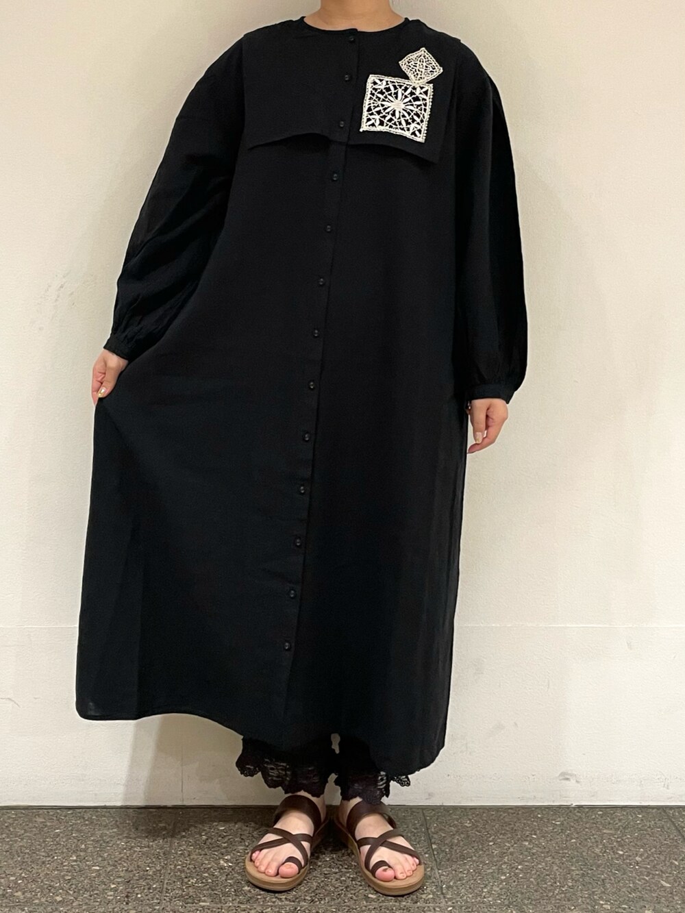 ブラック系のワンピース、ブラック系のその他パンツ、ブラウン系のサンダルを着用したレディースの夏コーディネートの2枚目の写真