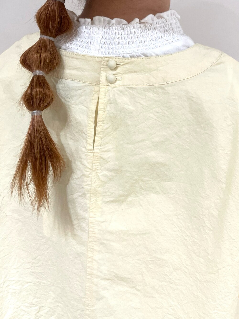 ホワイト系のシューズ、ホワイト系のスカート、イエロー系のワンピースを着用したレディースの春コーディネートの5枚目の写真