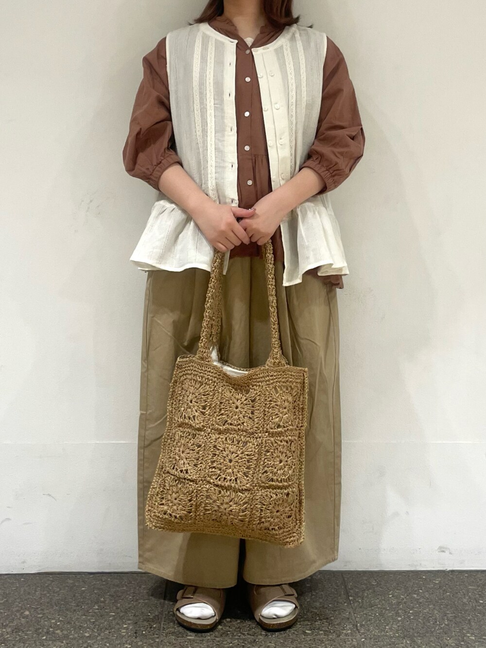 ブラウン系のシャツ/ブラウス、ホワイト系のシャツ/ブラウス、ホワイト系のタンクトップを着用したレディースの夏コーディネートの2枚目の写真