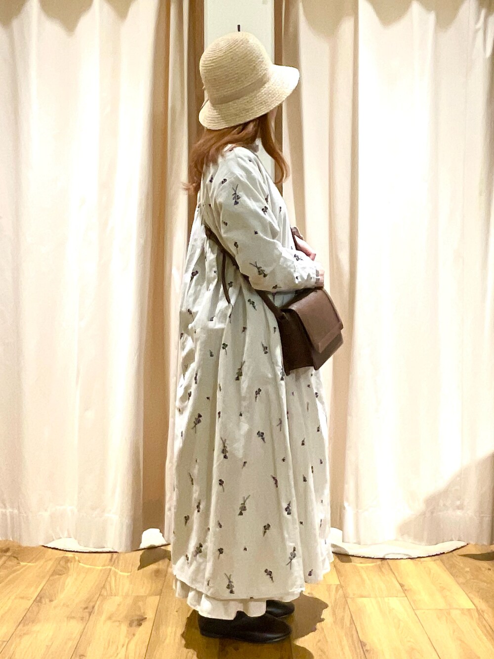 ブラウン系のその他シューズ、ベージュ系のシャツ/ブラウス、ホワイト系のワンピースを着用したレディースの冬コーディネートの2枚目の写真