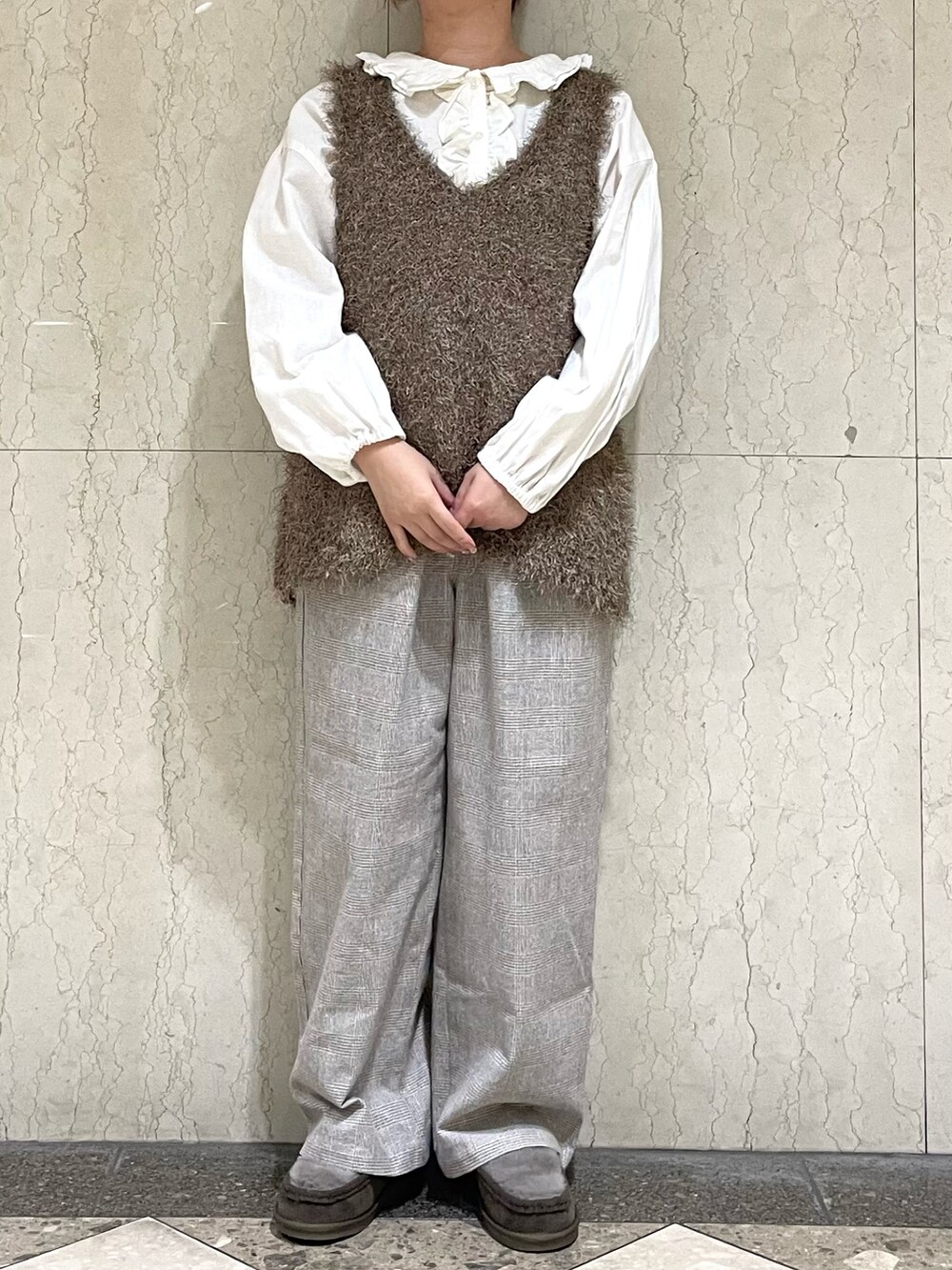 グレー系のその他シューズを着用したレディースの冬コーディネートの2枚目の写真