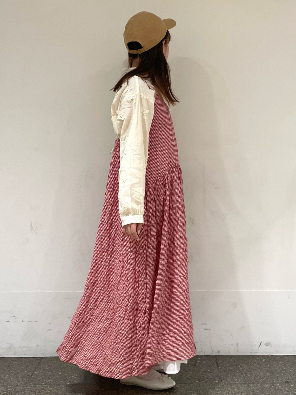 ホワイト系のシャツ/ブラウス、レッド系のワンピース、ホワイト系のスカートを着用したレディースの春コーディネートの5枚目の写真