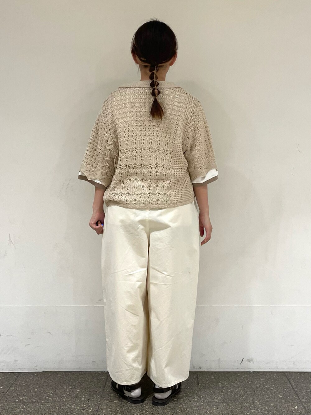 ブラウン系のサンダル、ベージュ系のTシャツ/カットソー、ホワイト系のカーディガン/ボレロを着用したレディースの秋コーディネートの4枚目の写真