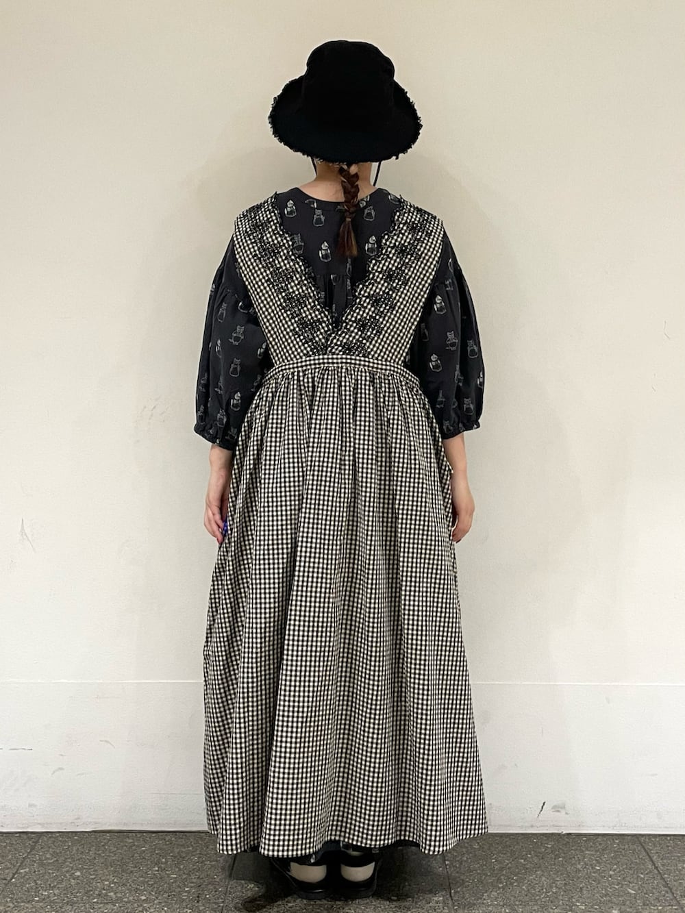 ブラック系のサンダル、ブラック系のワンピース、グレー系のワンピースを着用したレディースの夏コーディネートの4枚目の写真