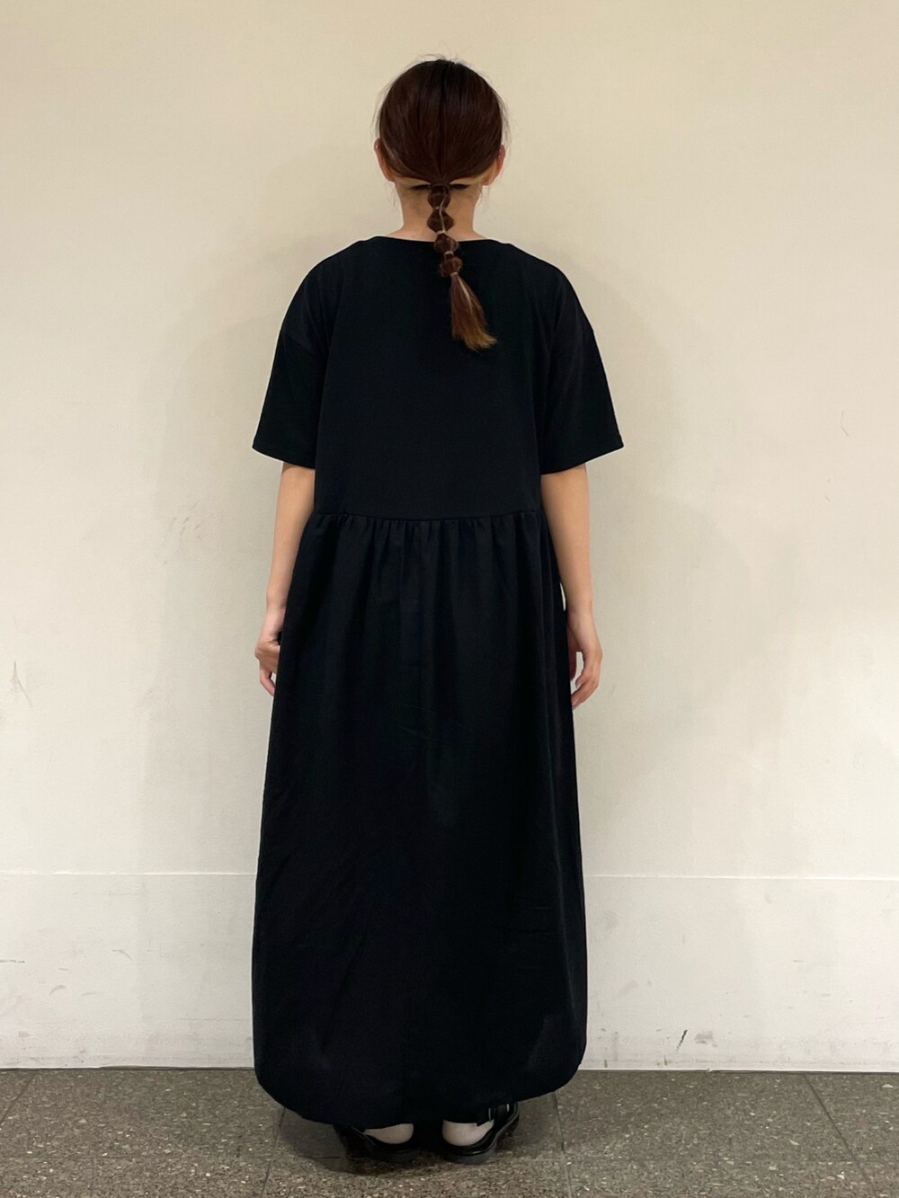 ブラック系のサンダル、ブラック系のワンピースを着用したレディースの秋コーディネートの4枚目の写真