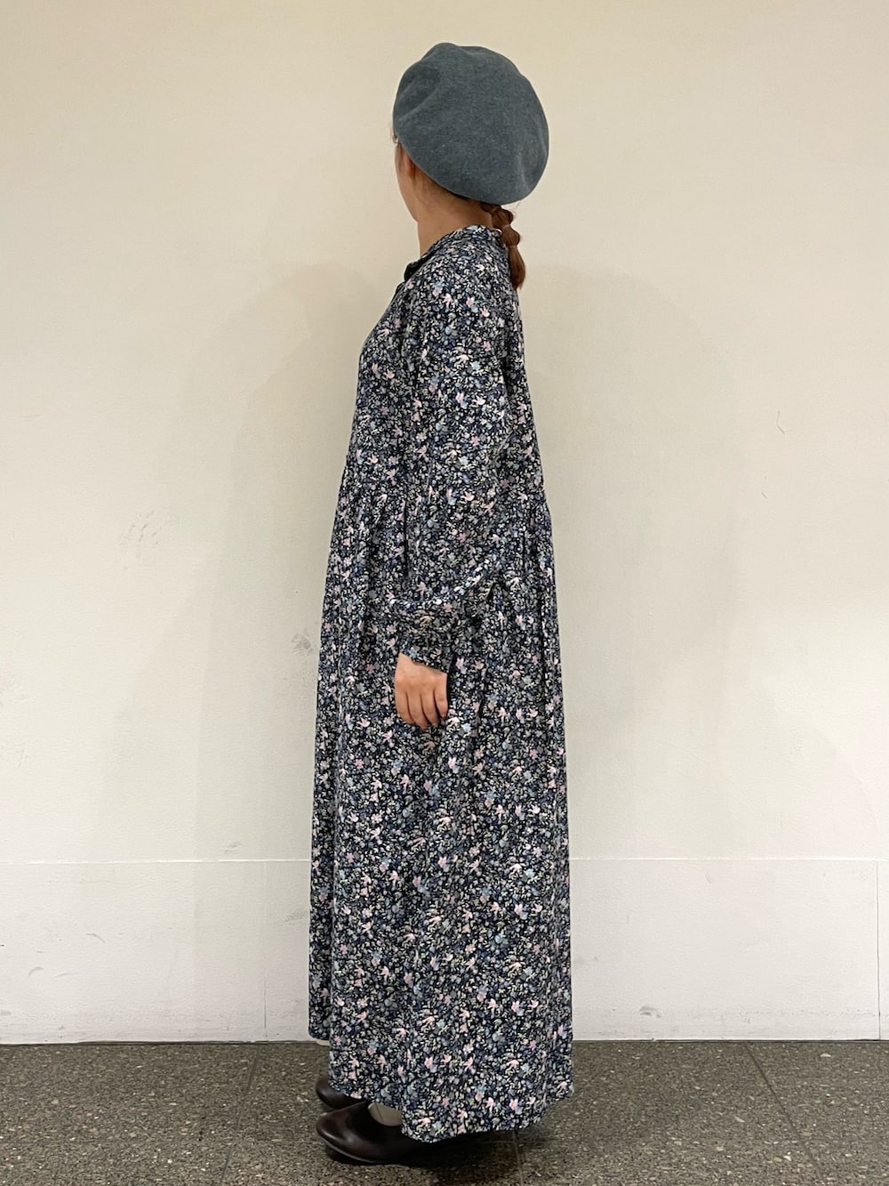 ホワイト系のスカート、ブラウン系のドレスシューズ、ピンク系のワンピースを着用したレディースの夏コーディネートの3枚目の写真