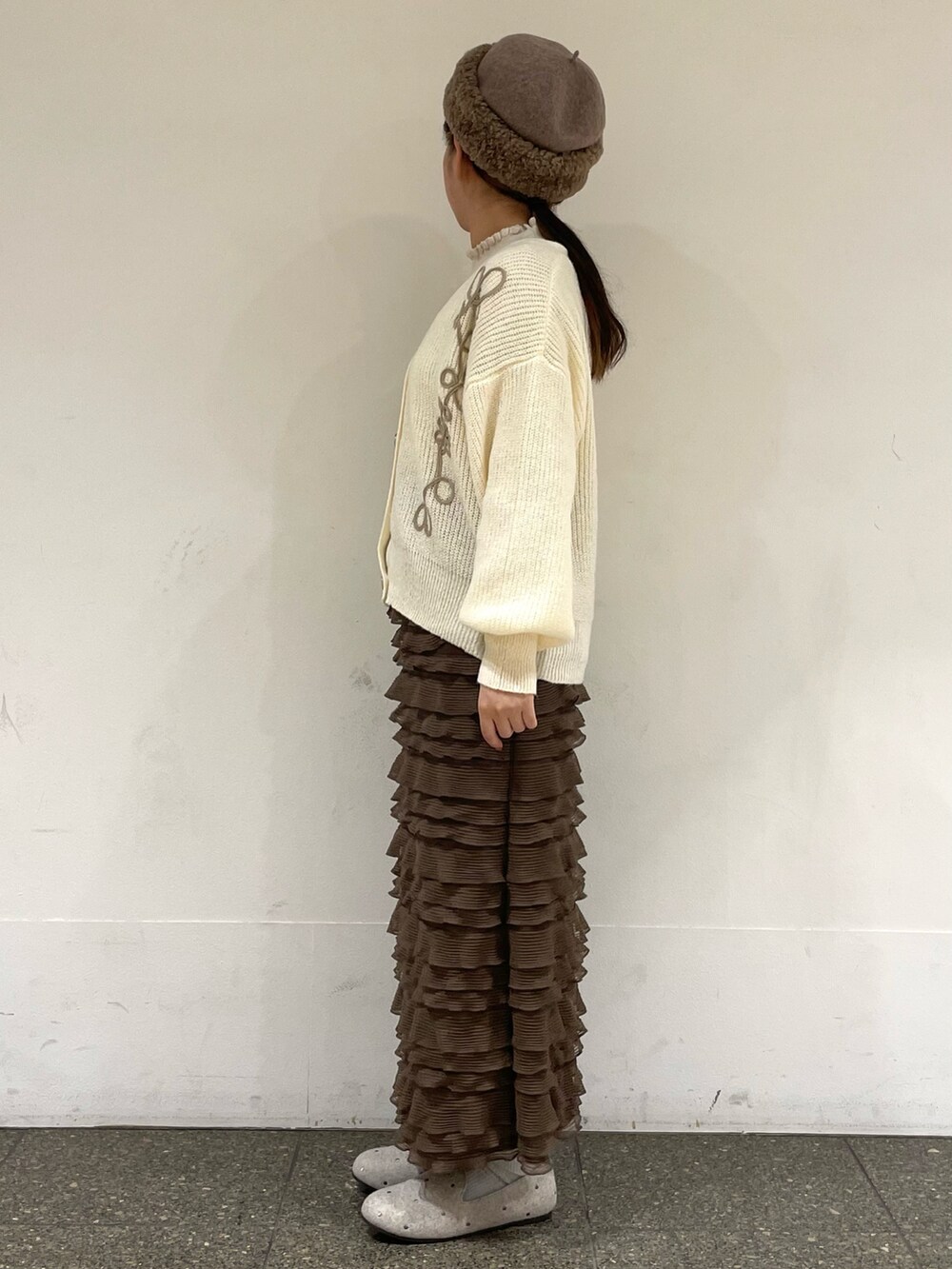 ベージュ系のドレスシューズを着用したレディースの冬コーディネートの3枚目の写真