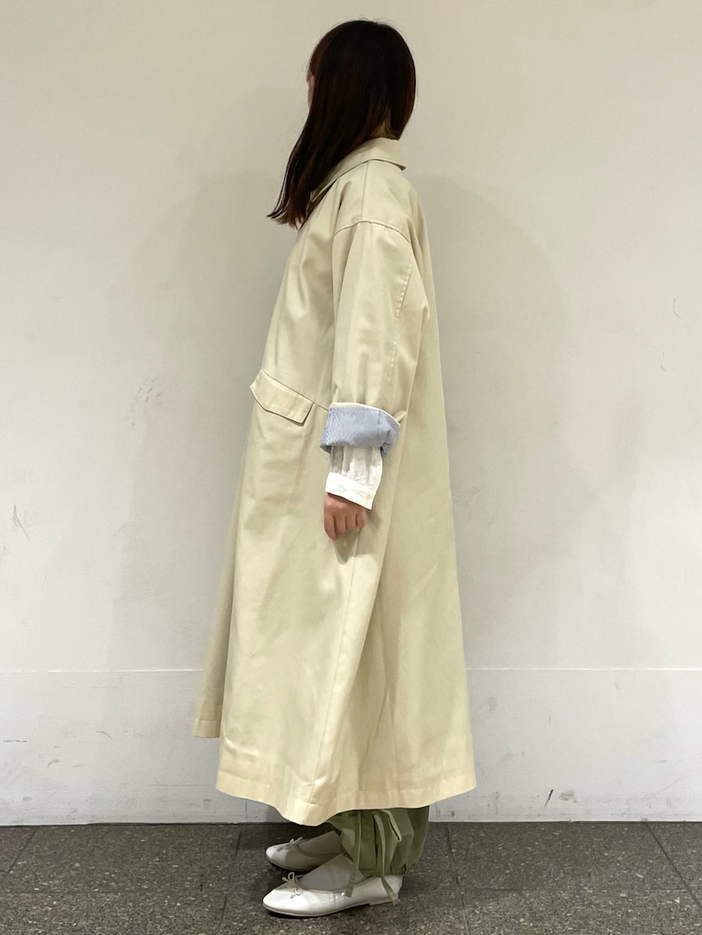 ホワイト系のパンプス、グリーン系のその他パンツ、ベージュ系のその他アウターを着用したレディースの春コーディネートの3枚目の写真