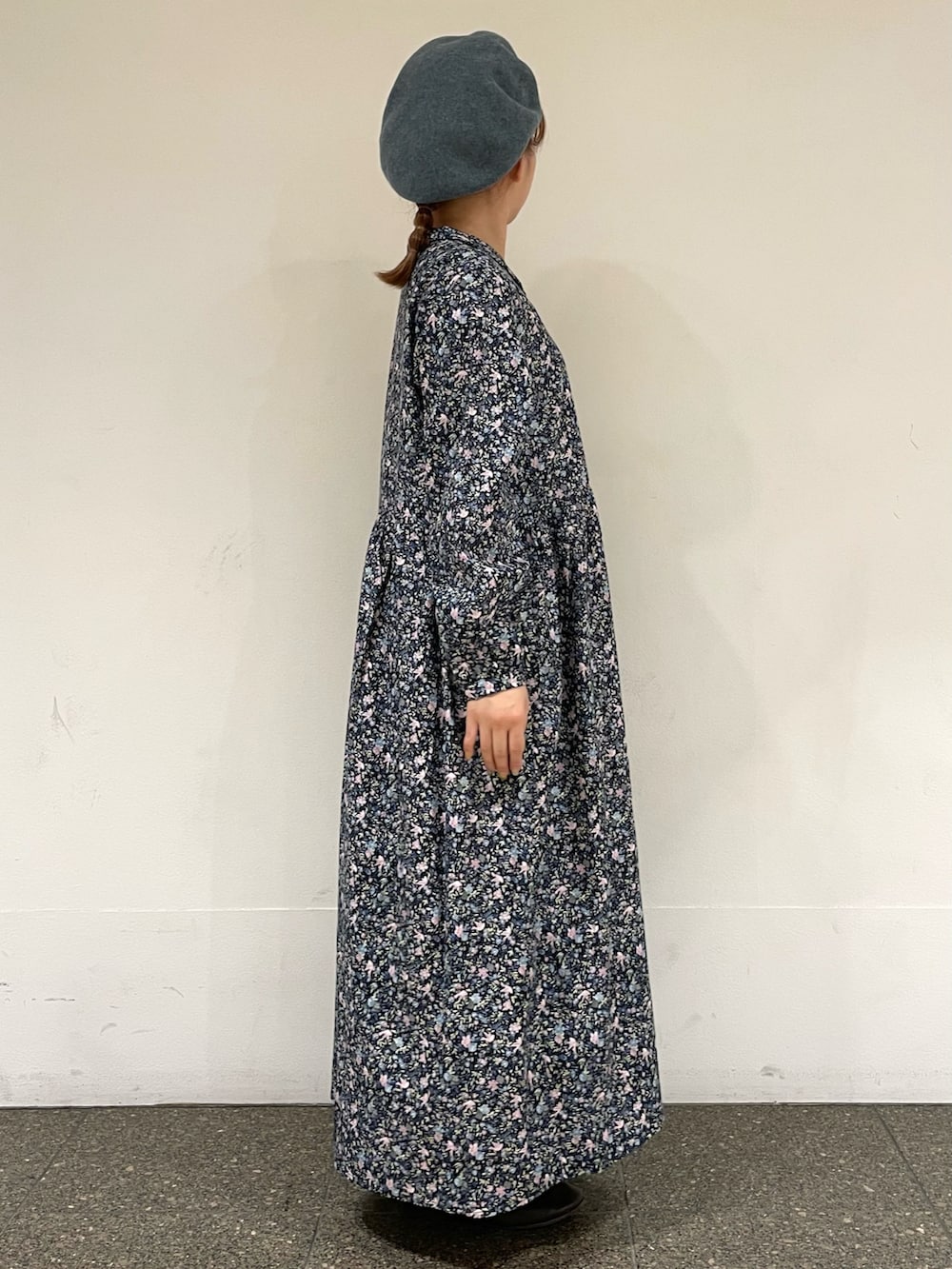 ホワイト系のスカート、ブラウン系のドレスシューズ、ピンク系のワンピースを着用したレディースの夏コーディネートの5枚目の写真