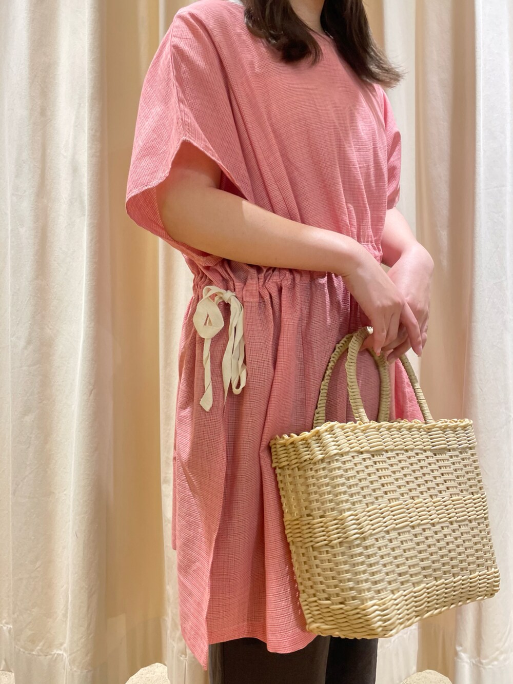 ピンク系のシャツ/ブラウス、グレー系のその他パンツ、ホワイト系のサンダルを着用したレディースの夏コーディネートの5枚目の写真