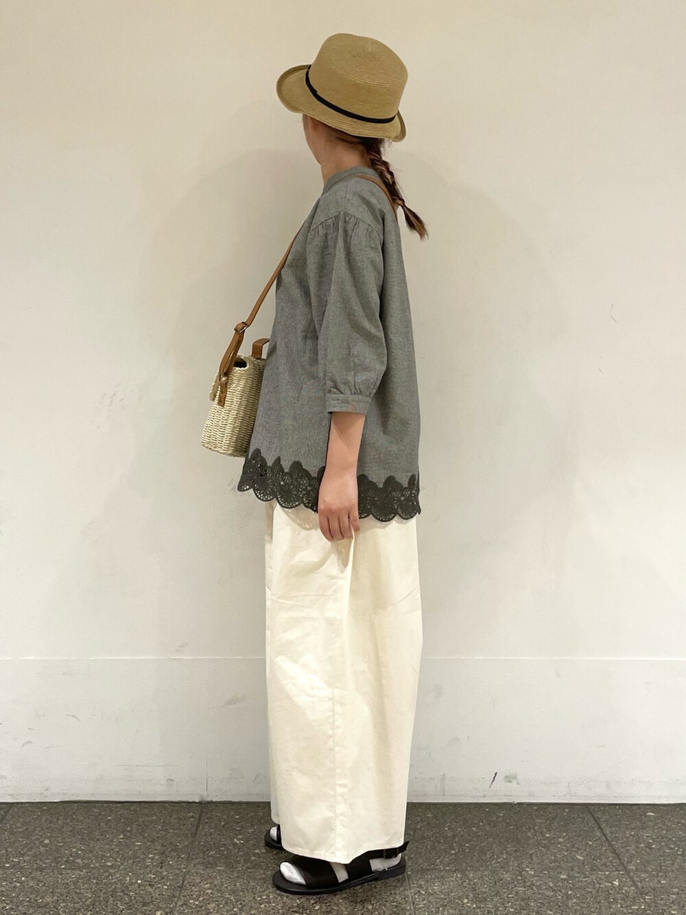 ブラウン系のサンダル、グレー系のシャツ/ブラウス、ホワイト系のハンドバッグを着用したレディースの夏コーディネートの3枚目の写真