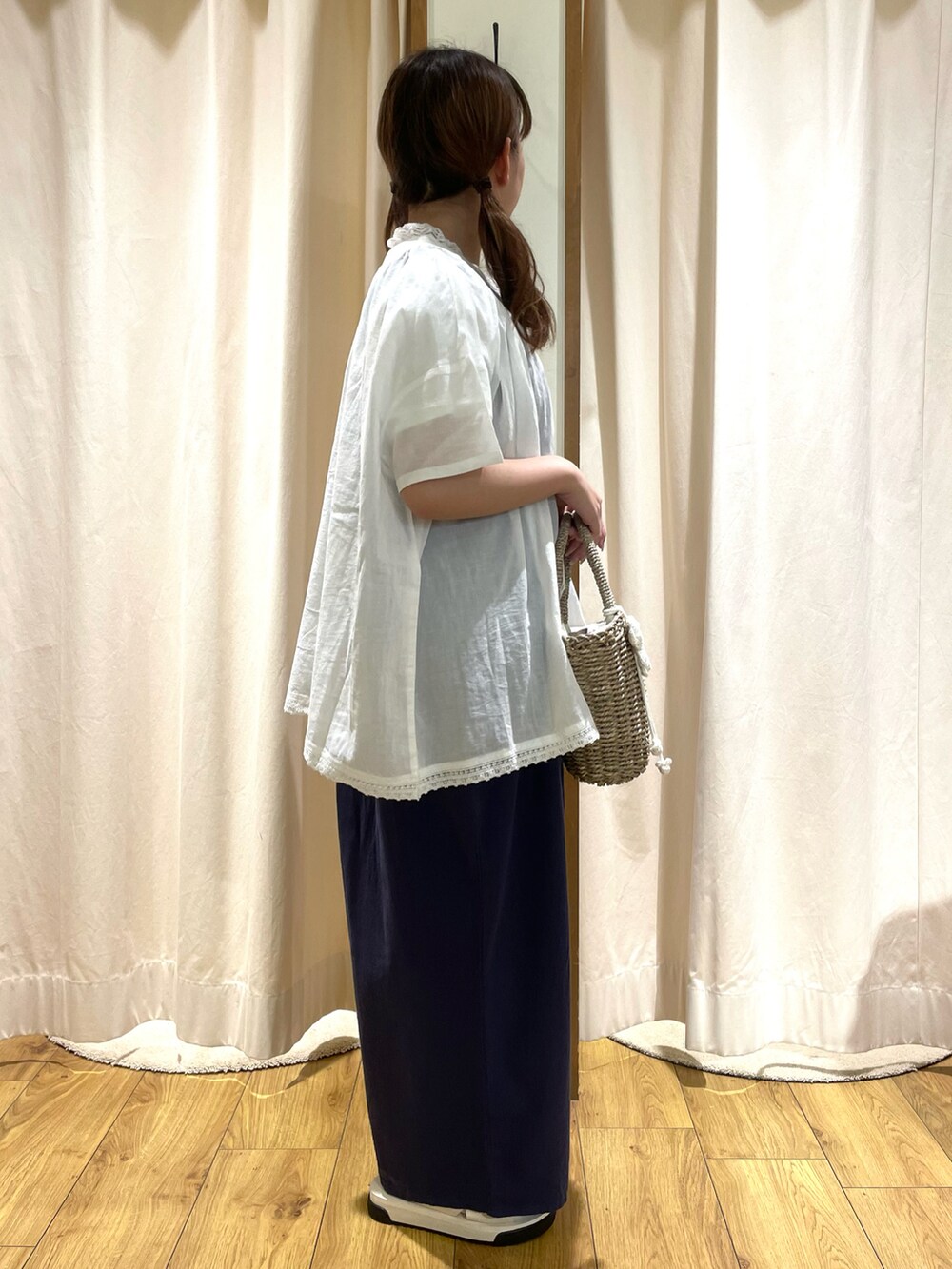 ホワイト系のTシャツ/カットソー、ホワイト系のTシャツ/カットソー、ホワイト系のシャツ/ブラウスを着用したレディースの夏コーディネートの4枚目の写真