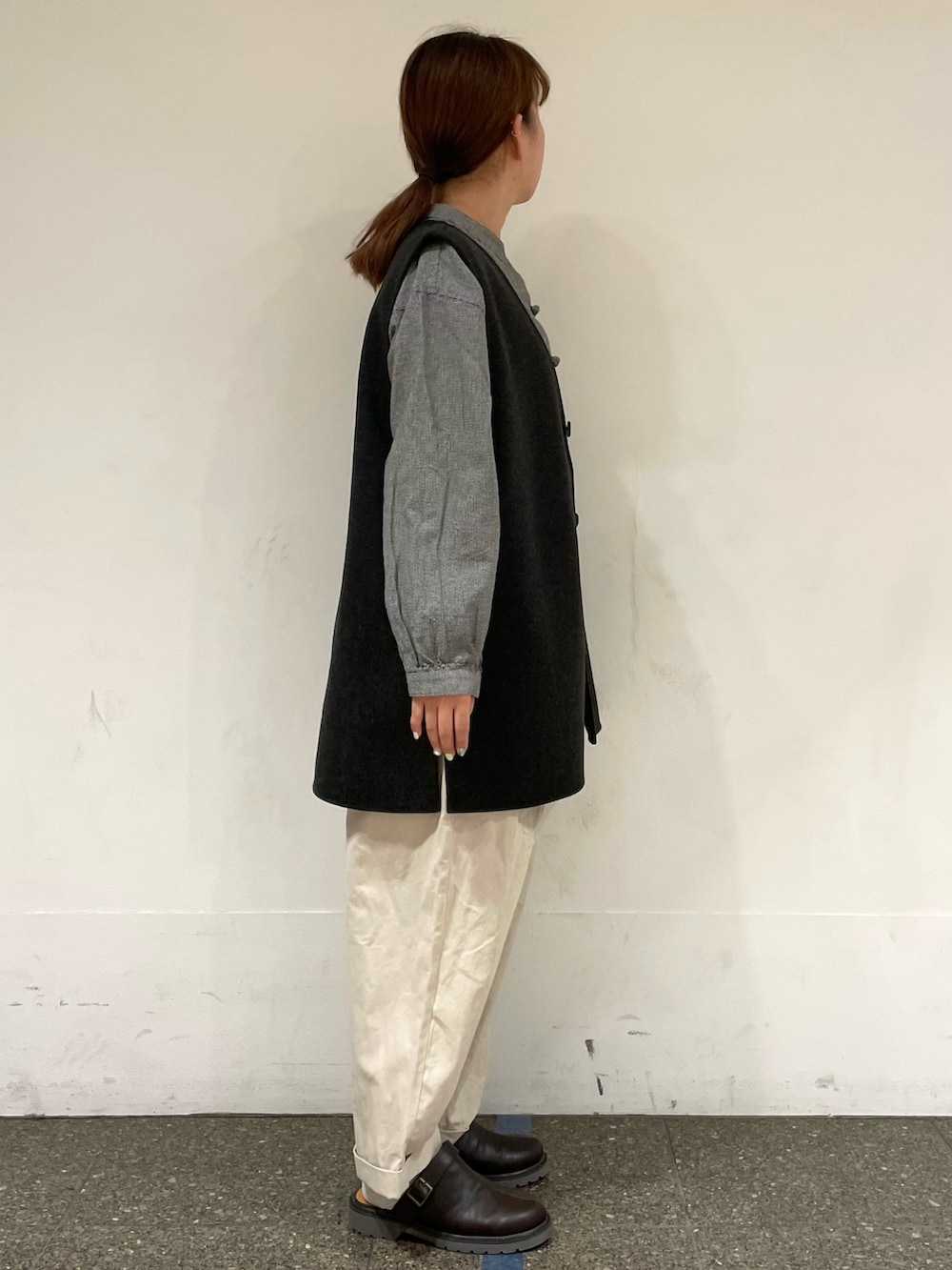 ブラック系のシャツ/ブラウス、ブラウン系のベスト、ベージュ系のその他パンツを着用したレディースの秋コーディネートの5枚目の写真