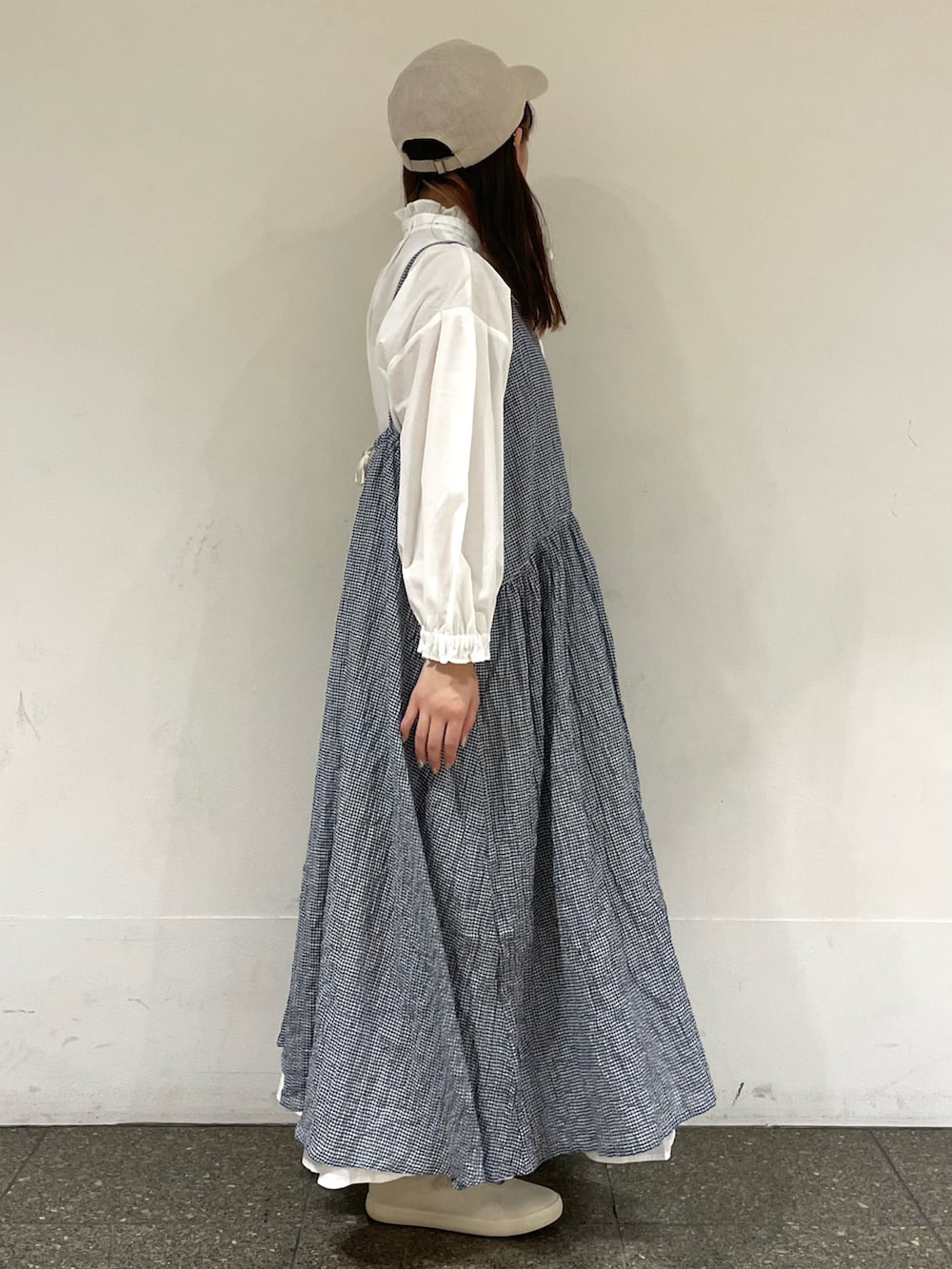 ホワイト系のスニーカー、ホワイト系のシャツ/ブラウス、ブルー系のワンピースを着用したレディースの春コーディネートの5枚目の写真