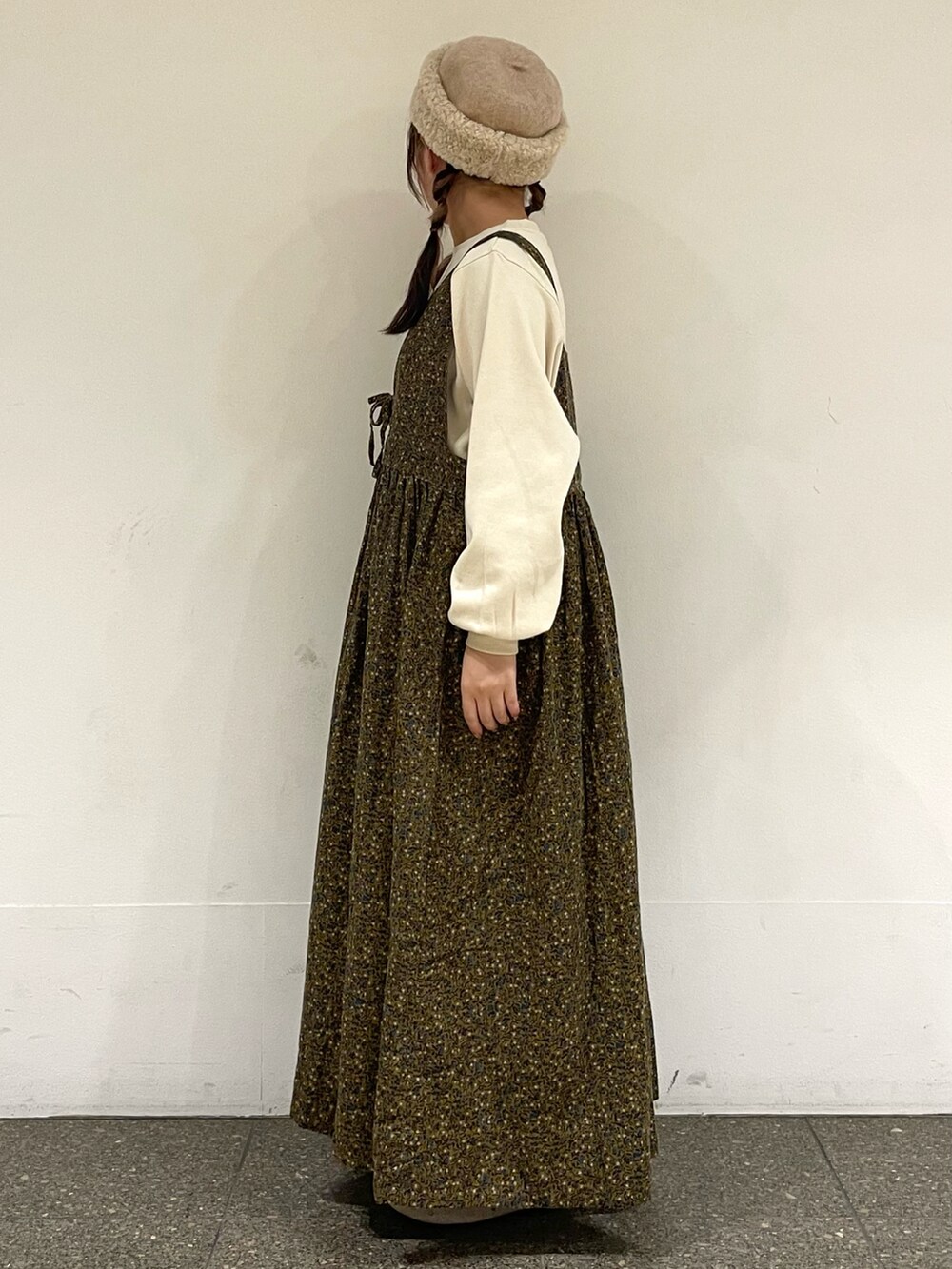 ベージュ系のドレスシューズ、ベージュ系のハットを着用したレディースの冬コーディネートの3枚目の写真