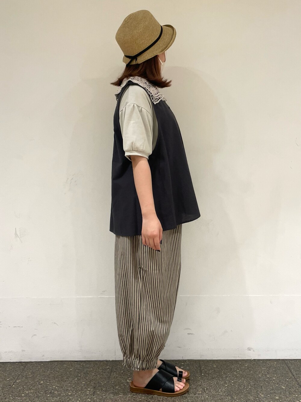 グレー系のTシャツ/カットソー、ベージュ系のその他パンツ、グレー系のベストを着用したレディースの夏コーディネートの5枚目の写真