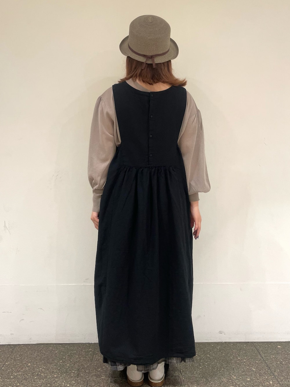 ブラウン系のカーディガン/ボレロ、ブラック系のワンピース、グレー系のスカートを着用したレディースの夏コーディネートの4枚目の写真