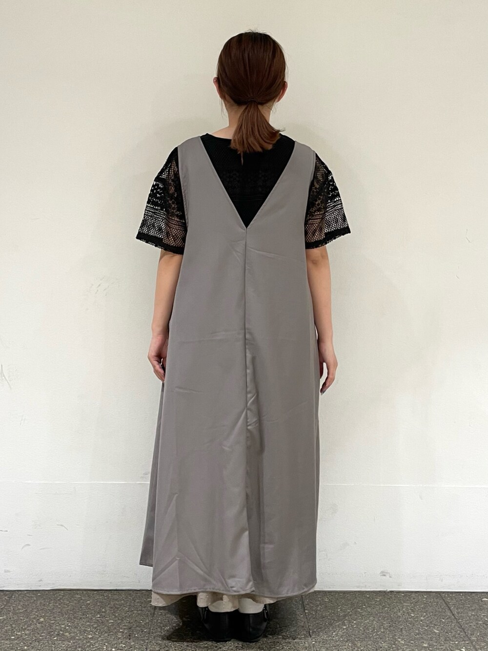 グレー系のワンピース、ベージュ系のスカート、ブラック系のドレスシューズを着用したレディースの夏コーディネートの4枚目の写真