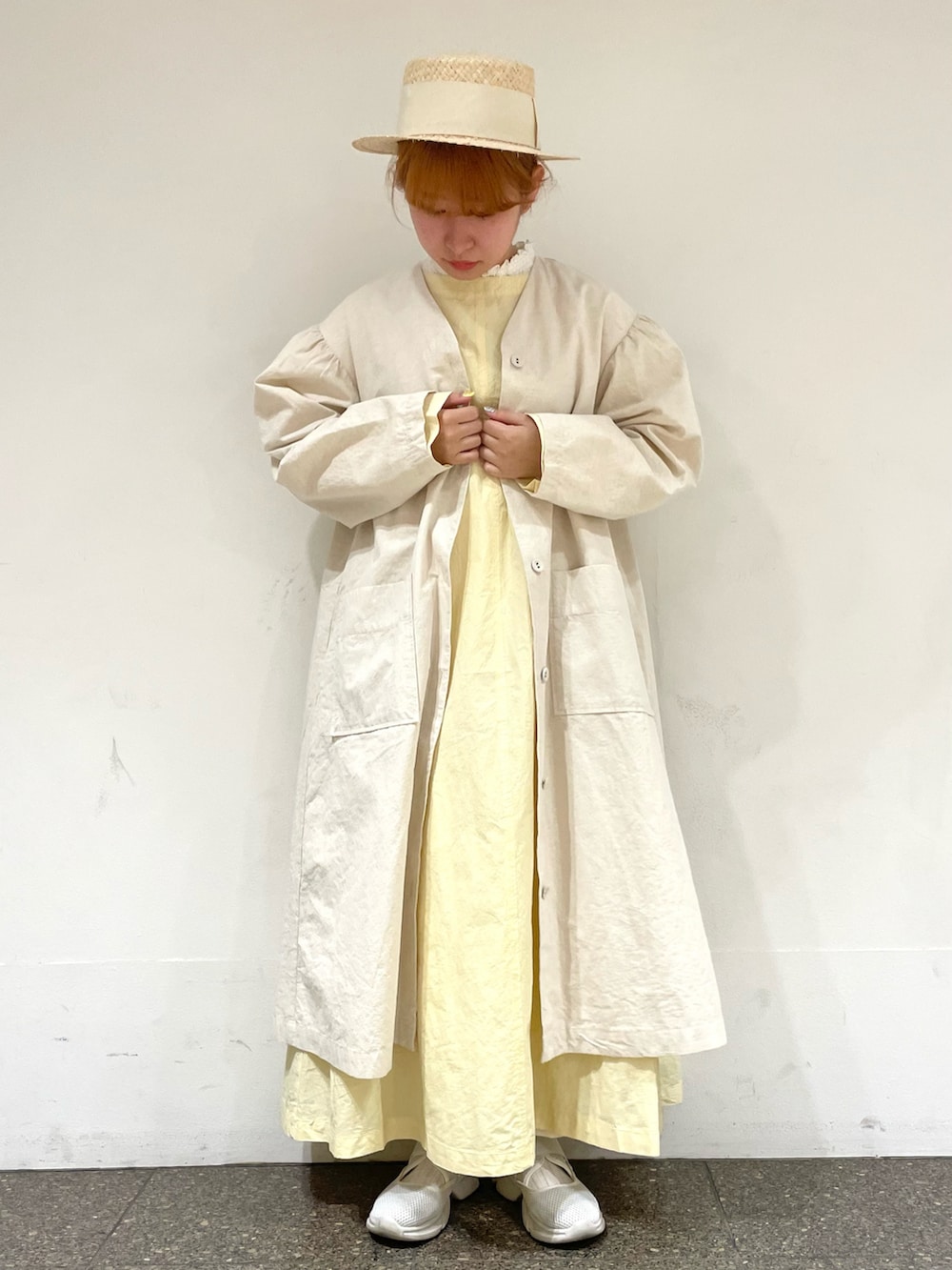 ホワイト系のTシャツ/カットソー、ホワイト系のノーカラーコート、イエロー系のワンピースを着用したレディースの春コーディネートの2枚目の写真