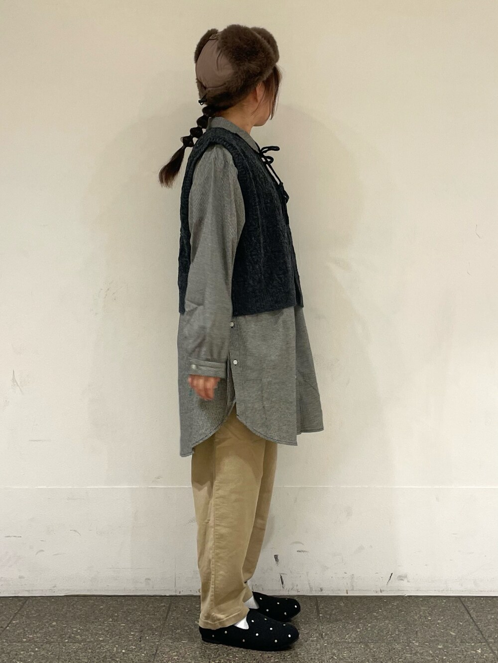グレー系のドレスシューズを着用したレディースの冬コーディネートの5枚目の写真